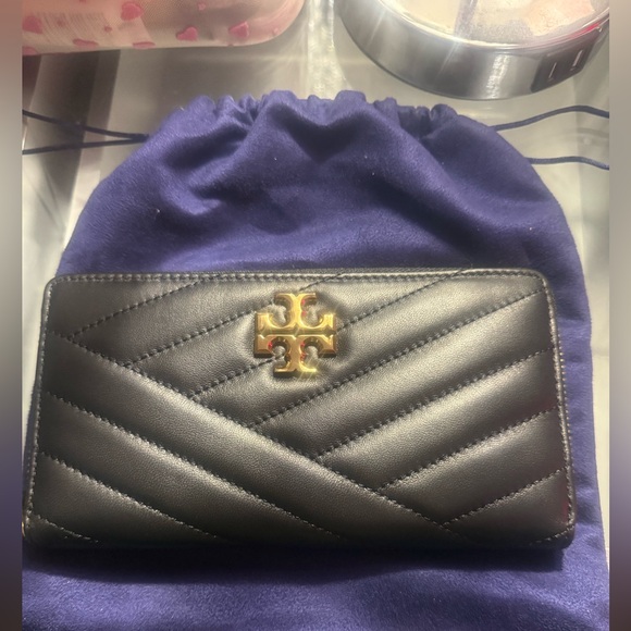 Tory Burch Black Quilted Wallet with Gold Logo - Picture 1 of 2